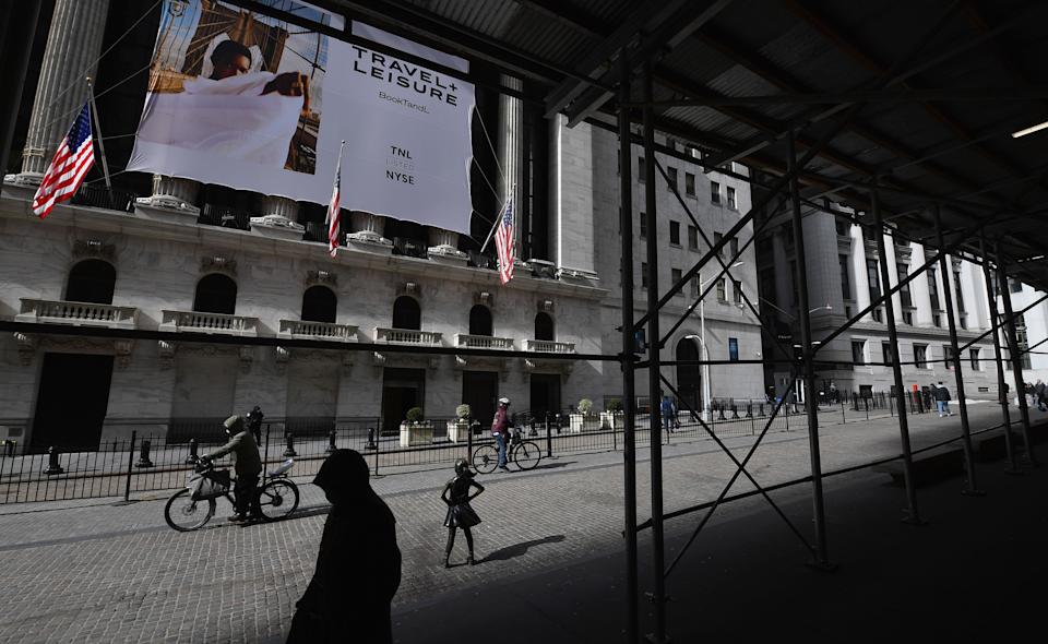 As pessoas passam pela Bolsa de Valores de Nova York (NYSE) em Wall Street em 17 de fevereiro de 2021 na cidade de Nova York.  (Foto de Angela Weiss / AFP) (Foto de Angela Weiss / AFP via Getty Images)