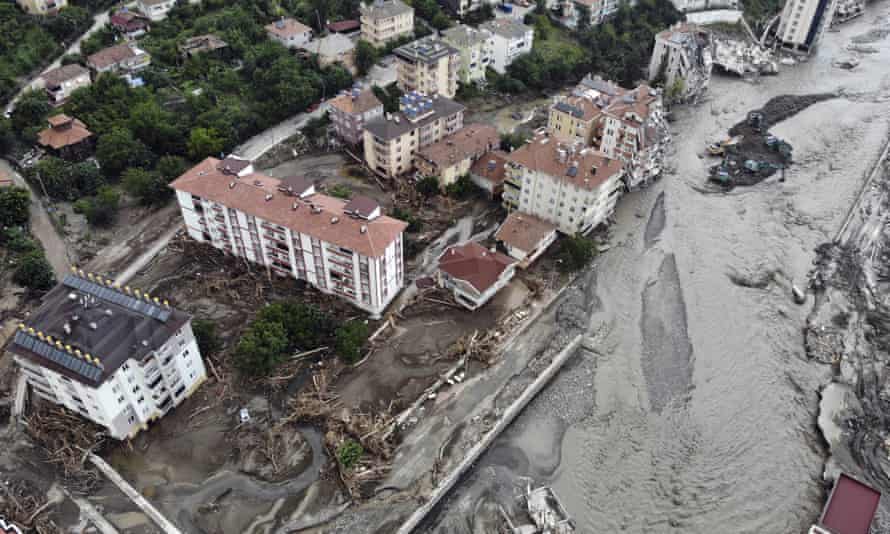 Vista aérea da cidade inundada de Bozkurt, na província de Kastamonu.