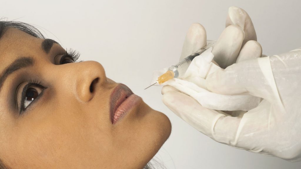 Consulte um médico se for seguro administrar Botox e preenchedores ao mesmo tempo que a vacina contra o coronavírus