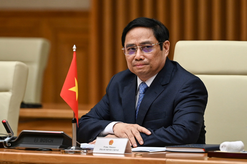 O primeiro-ministro vietnamita, Pham Minh Chin, participa de uma reunião com o vice-presidente dos EUA, Kamala Harris, no escritório do governo em Hanói, Vietnã, em 25 de agosto de 2021.