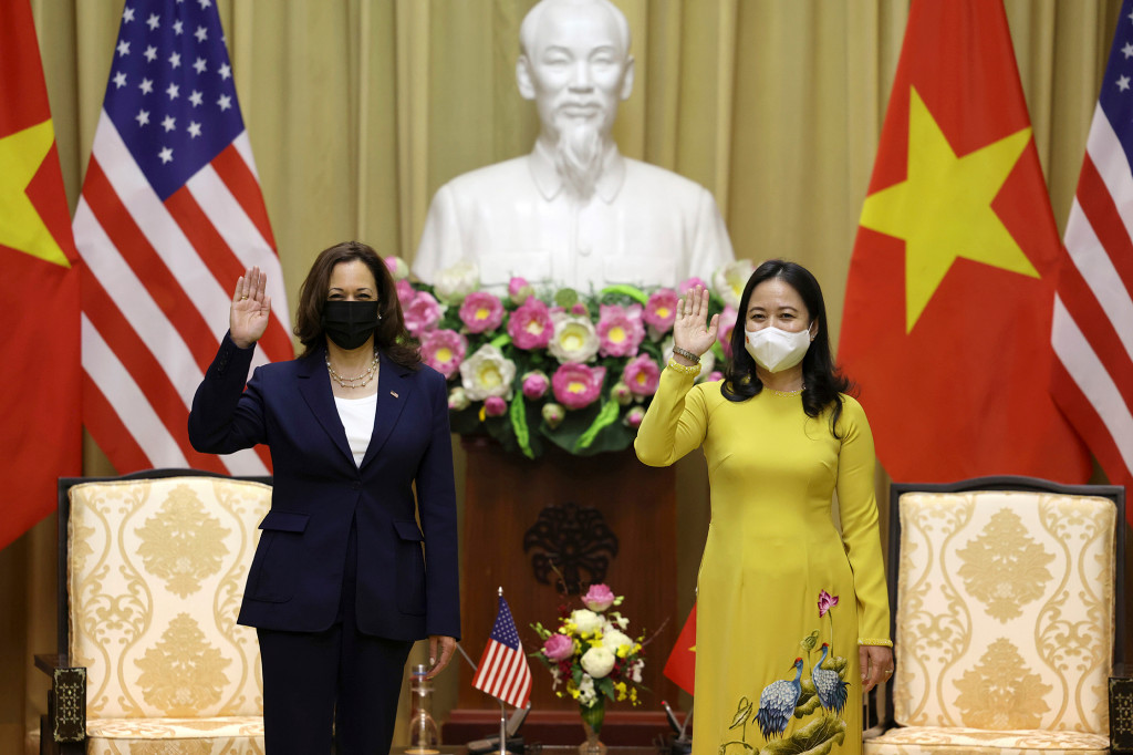 O vice-presidente dos Estados Unidos Kamala Harris (à esquerda) e o vice-presidente vietnamita Phu Thi Anh Xuan (à direita) se reuniram no Palácio Presidencial em Hanói em 25 de agosto de 2021.