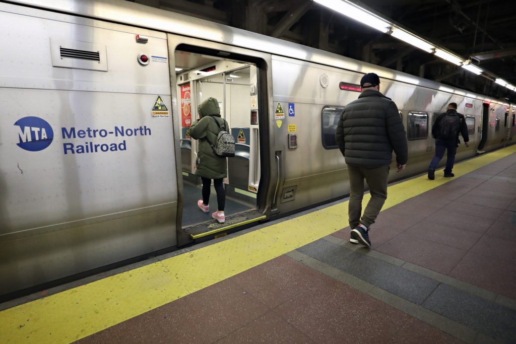 Serviço LIRR e Metro-North suspenso antes do furacão Henri - CBS New York