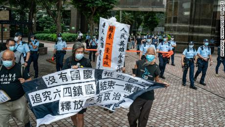Um importante grupo de direitos civis em Hong Kong se desintegrou devido à pressão do governo