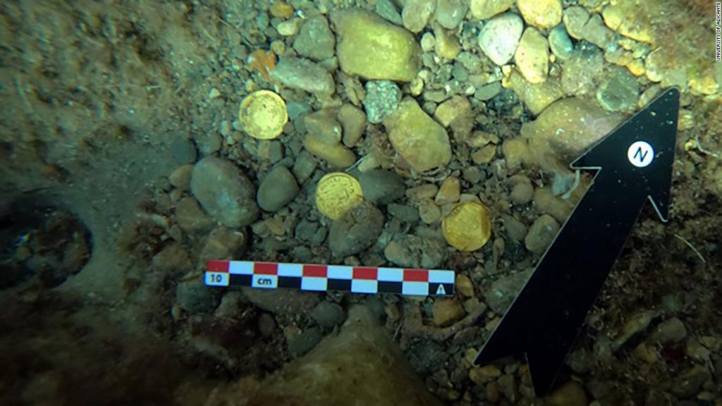Um tesouro de moedas romanas descoberto na costa espanhola por mergulhadores amadores