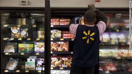 Um funcionário reabastece alimentos congelados em uma loja do Walmart em Burbank, Califórnia, em 26 de novembro de 2019.