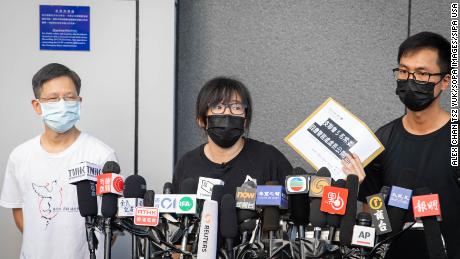 Zhao Hang Tong e dois outros membros do Comitê da Aliança de Hong Kong em uma coletiva de imprensa em Hong Kong em 7 de setembro.