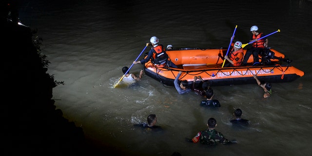 Equipes de resgate procuram vítimas de afogamento em um rio em Ciamis, Java Ocidental, Indonésia, sexta-feira, 15 de outubro de 2021. 