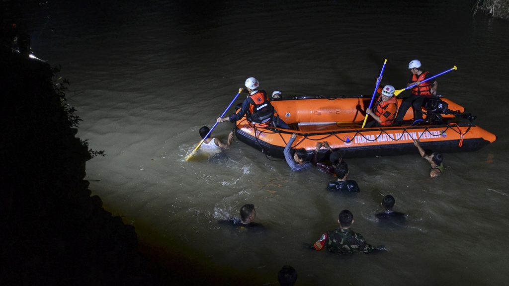 A limpeza do rio Indonésia mata 11 alunos e resgata 10