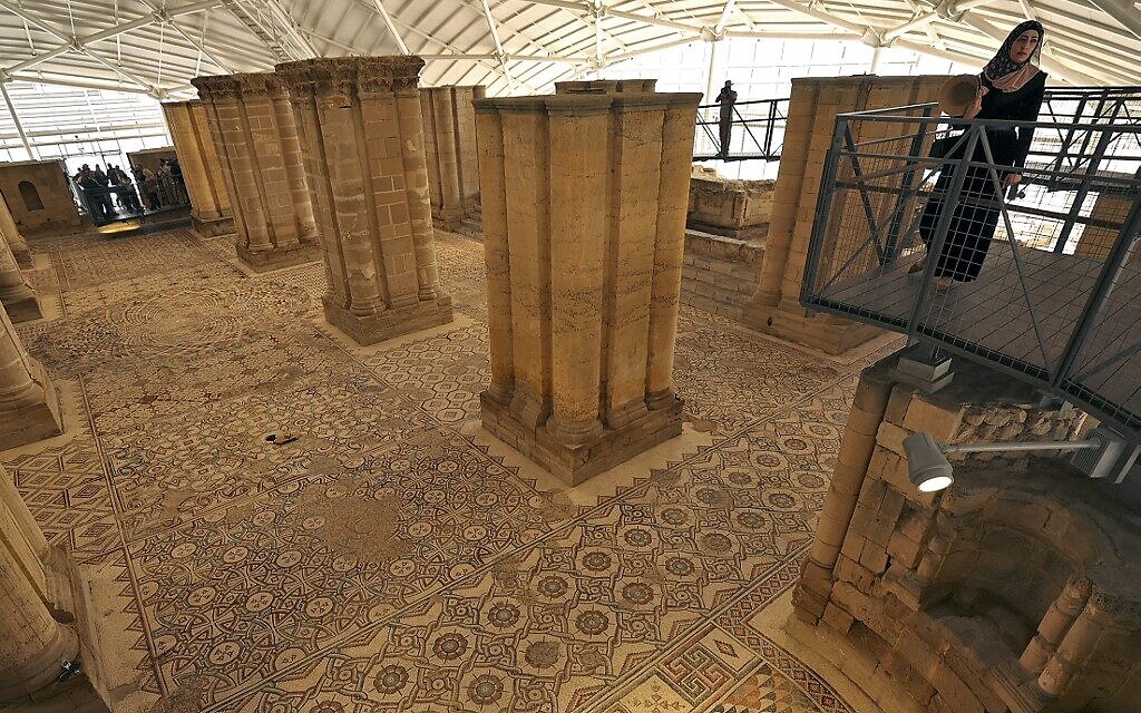 Um antigo mosaico restaurado, um dos maiores do mundo, foi inaugurado no Castelo do Deserto de Jericó.