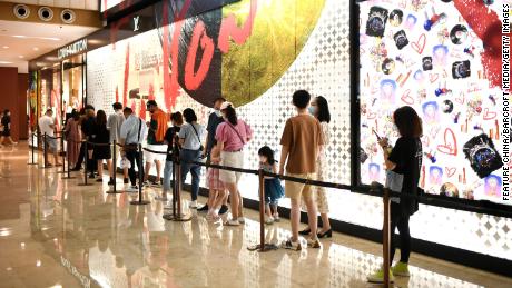 Os compradores fazem fila para entrar em uma loja da Louis Vuitton em Nanjing, na província de Jiangsu, no leste da China, em agosto.