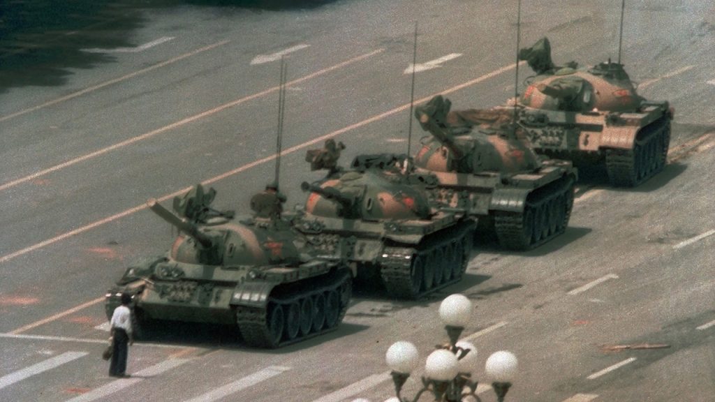 A Universidade de Hong Kong diz que a estátua da "Coluna da Vergonha" em homenagem aos mortos da Praça Tiananmen deve ser removida
