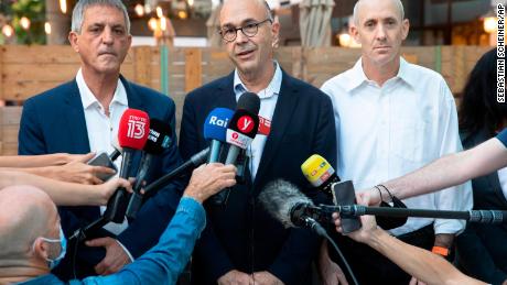 Os advogados Shmuel Moran, ao centro, e Avi Hami, à esquerda, representando a família italiana Eitan Biran, falam durante uma coletiva de imprensa em Tel Aviv, Israel, na segunda-feira, 25 de outubro de 2021.