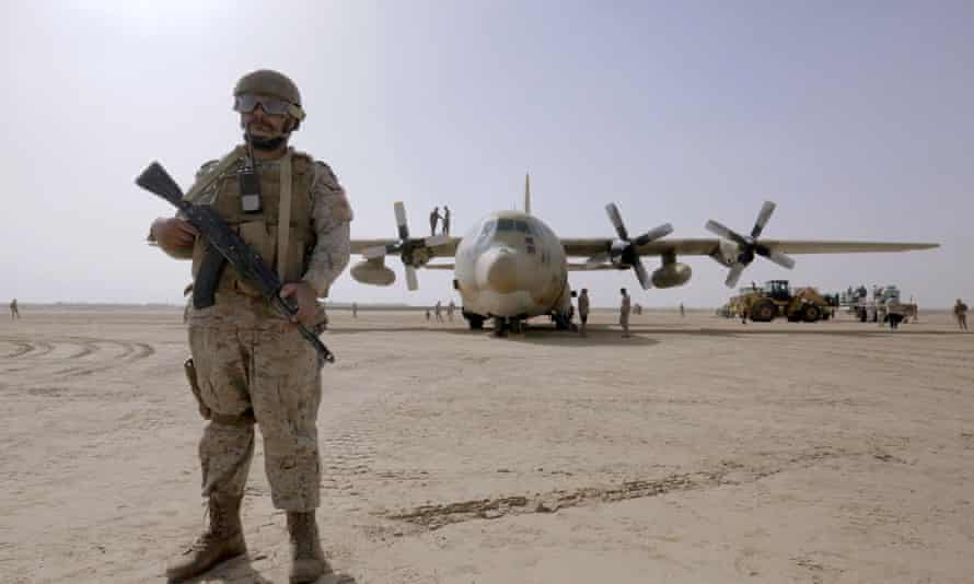 Um soldado saudita está perto de um avião de carga da Força Aérea em um aeroporto na província de Ma'rib, no centro do Iêmen.
