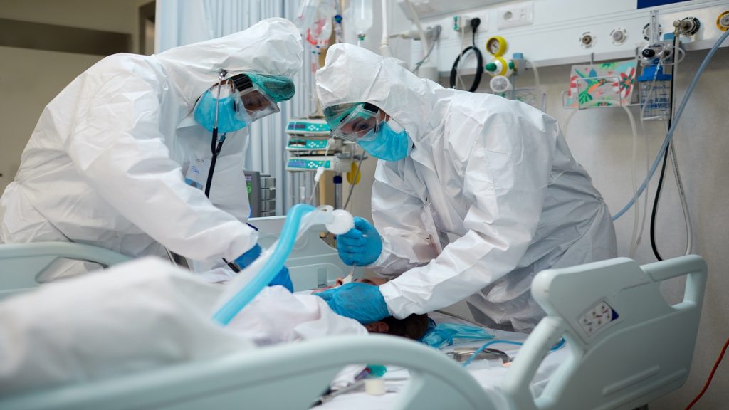 Pandemia de COVID-19: até 180.000 profissionais de saúde podem ter morrido, diz o relatório