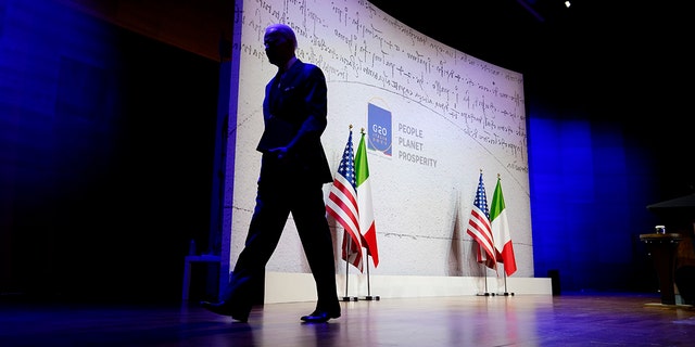 O presidente Joe Biden sai do pódio após falar durante uma coletiva de imprensa na conclusão da Cúpula de Líderes do G20, domingo, 31 de outubro de 2021, em Roma.  (AP Photo / Evan Vucci)
