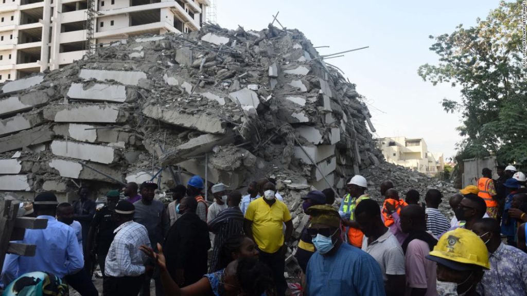 Pessoas enterradas sob arranha-céus desmoronados na Nigéria estão pedindo ajuda