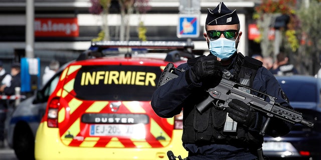 Um oficial de segurança guarda a área após relatar um ataque com faca na igreja Notre Dame em Nice, França, 29 de outubro de 2020. REUTERS / Eric Gaillard - RC29SJ9HXMKS