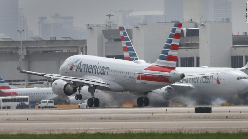 American Airlines aumenta pagamento de férias para comissários de bordo após colapso operacional