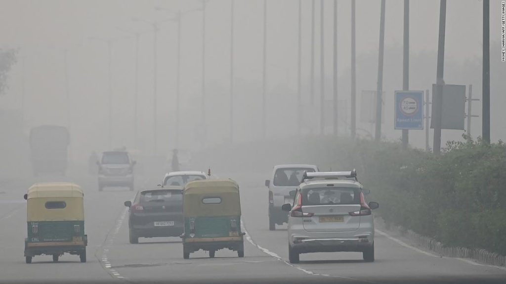 Nova Delhi se prepara para medidas de emergência à medida que a poluição tóxica piora