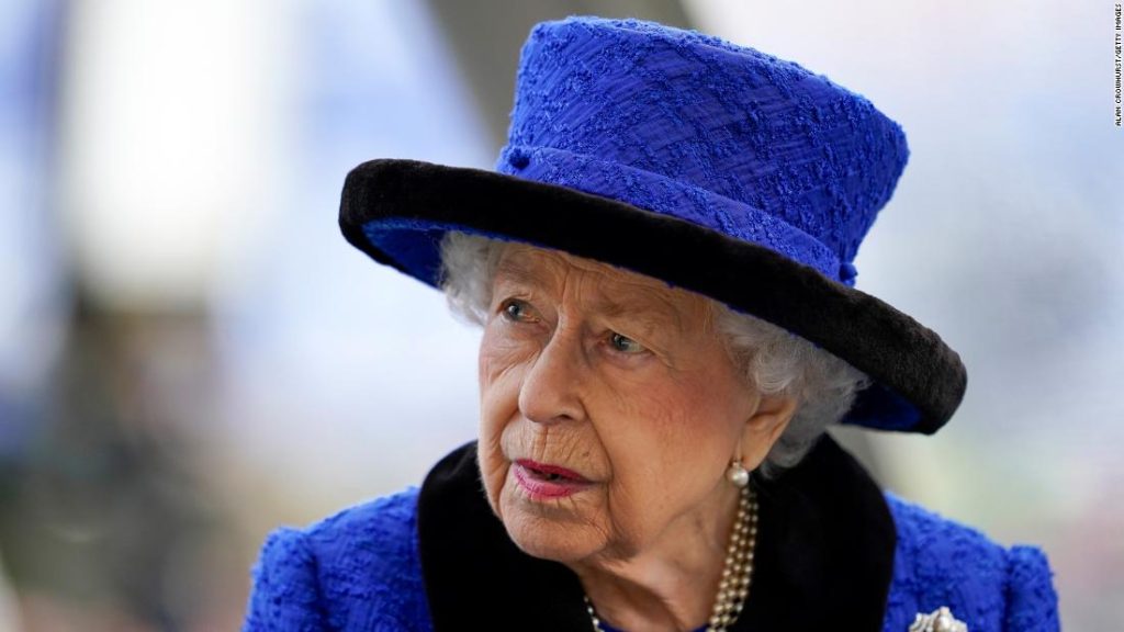 A Rainha retorna às funções públicas para o serviço memorial