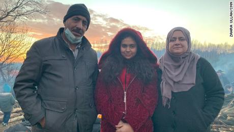 Os pais Ahmed e Alaa viajaram do Curdistão iraquiano com sua filha de 15 anos, Rida (centro), em busca de uma vida melhor na Europa.