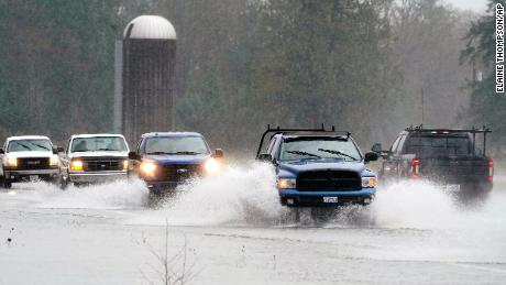 O tráfego flui pela água na Interestadual 20 perto de Hamilton, Washington, na segunda-feira.