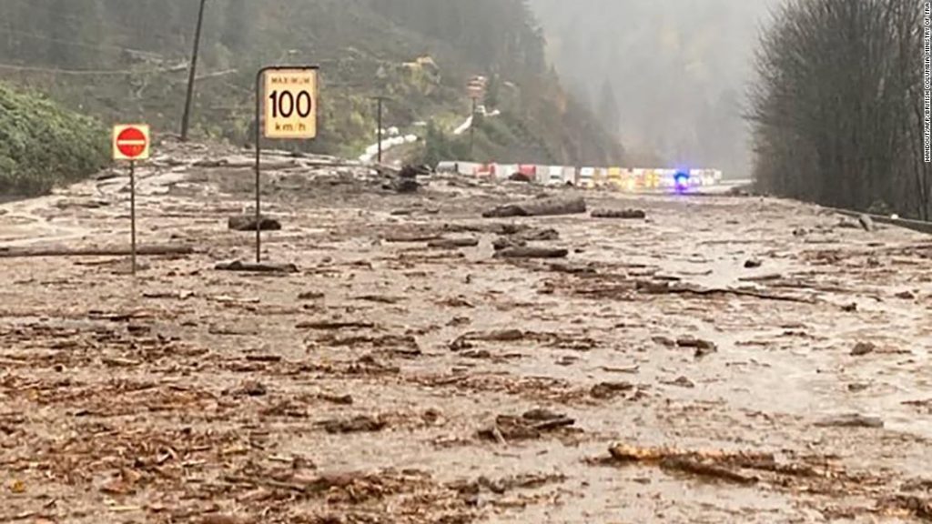 Deslizamentos de lama na Colúmbia Britânica: equipes de resgate trabalham para alcançar até 275 pessoas presas na rodovia após a chuva