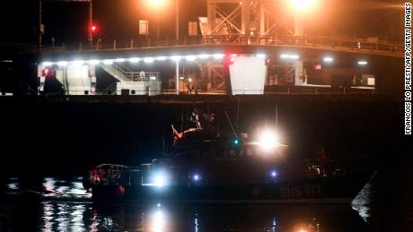 Um barco da organização francesa de resgate marítimo voluntário, Societe Nationale de Sauvetage en Mer, chegou na quarta-feira ao porto de Calais carregando corpos de migrantes.
