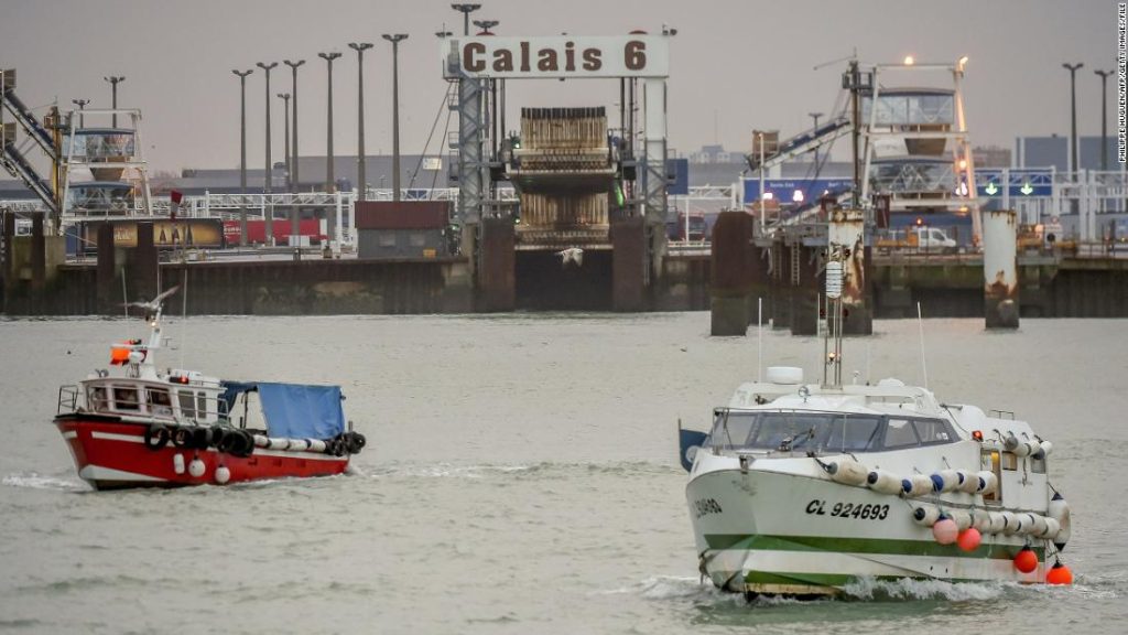 Pescadores franceses ameaçam fechar o túnel do Canal da Mancha e portos em protesto contra licenças de pesca