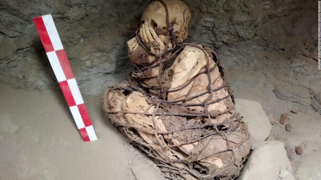 Uma múmia peruana de pelo menos 800 anos foi encontrada por arqueólogos em Lima