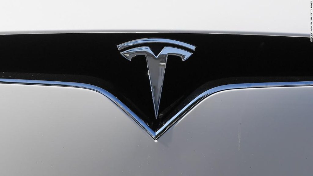 EUA abrem investigação sobre o piloto automático da Tesla em acidentes de emergência com veículos