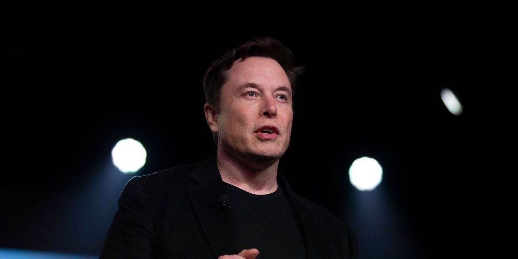 Elon Musk, da Tesla, está passando outro fim de semana insultando pessoas no Twitter