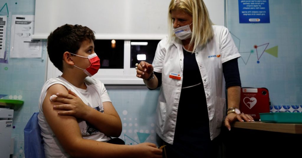 Israel começa a vacinar crianças à medida que aumenta o número de casos de coronavírus