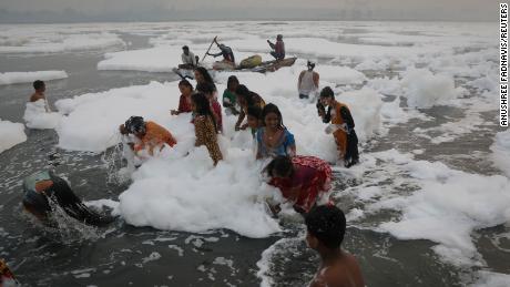 Uma espuma tóxica cobre um rio sagrado na Índia enquanto os hindus se banham em suas águas