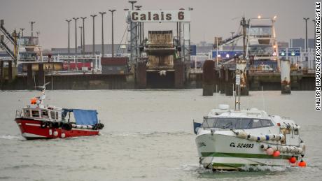 Os barcos pesqueiros saem do porto de Calais no dia 25 de janeiro de 2018, para participar de um bloqueio em protesto à pesca com pulso elétrico praticada por pescadores da Holanda.