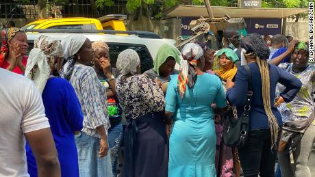 Espectadores aguardam notícias de sobreviventes do desabamento de um prédio em Lagos, Nigéria, em 2 de novembro.