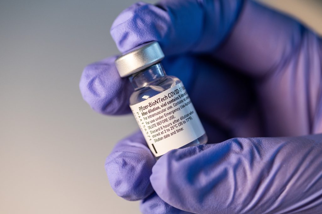 Pfizer-BioNTech investiga nova variante da Covid, testando a vacina J&J contra ela