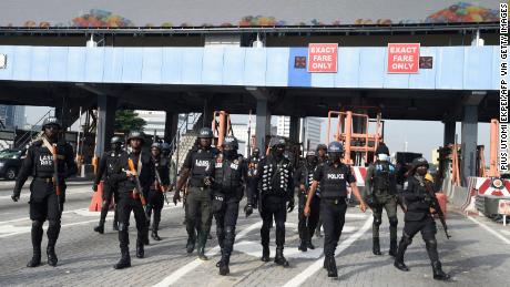Policiais chegam ao local do protesto para marcar o primeiro aniversário do #EndSARS, um movimento contra a brutalidade policial, no Portão Lekki em Lagos, em 20 de outubro de 2021. 