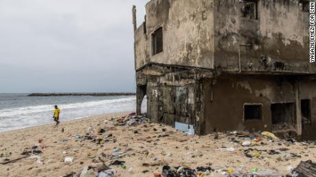 Enquanto os países debatem quem deve pagar pela crise climática, uma comunidade da ilha de Lagos é engolida pelo mar 
