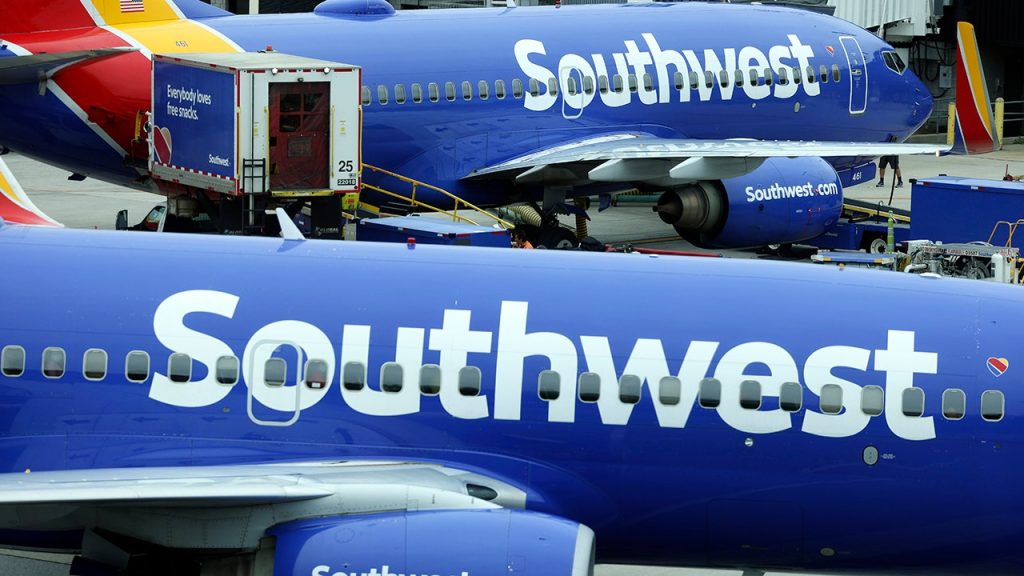 Um avião de passageiros da Southwest Airlines salta de um táxi no aeroporto de Phoenix