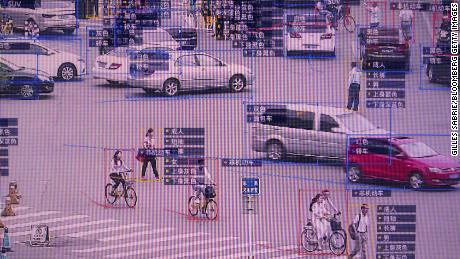 Uma tela exibe uma demonstração do sistema de identificação de pedestres e veículos SenseTime SenseVideo no showroom da empresa em Pequim em 2018. 