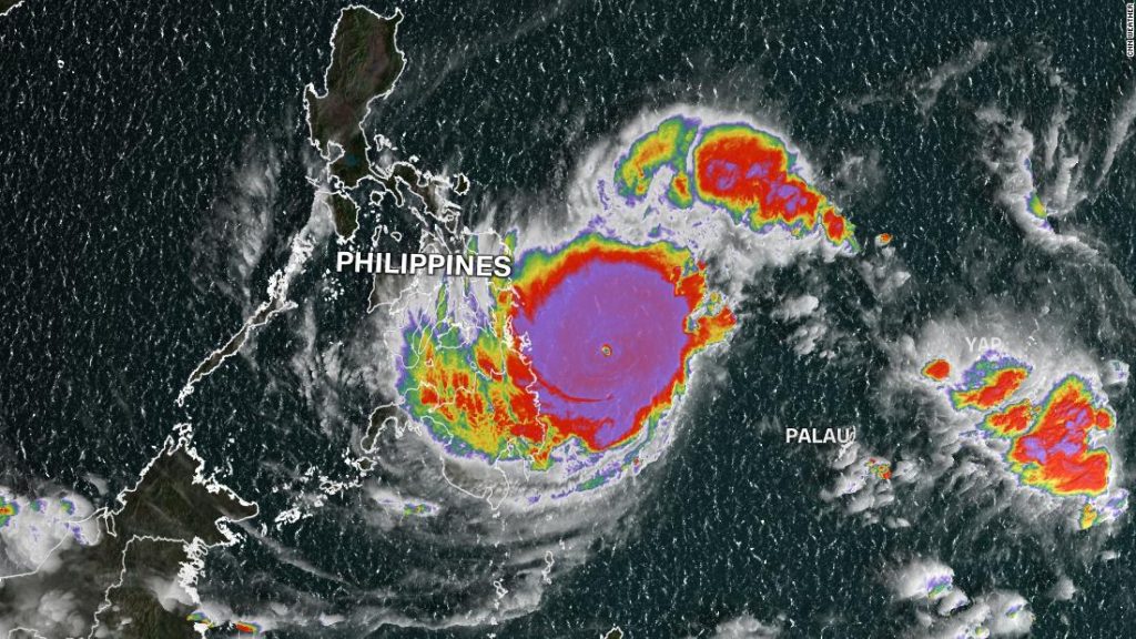 O tufão Rai aumentou rapidamente em força ao se aproximar das Filipinas