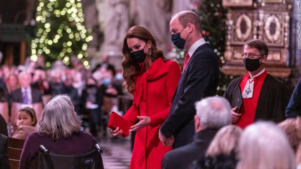 A duquesa de Cambridge faz uma apresentação surpresa ao piano em uma festa de Natal