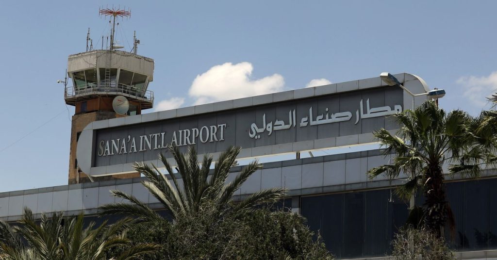 A coalizão liderada pelos sauditas ataca o aeroporto de Sanaa, no Iêmen