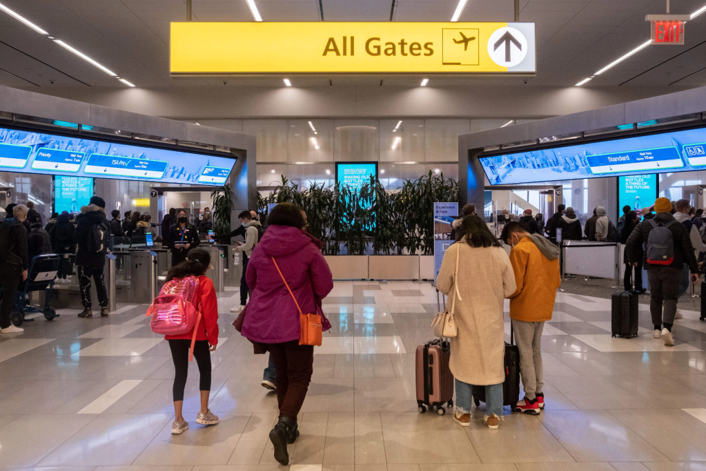 Centenas de voos cancelados porque a onda da Omicron causa caos nas viagens de Natal