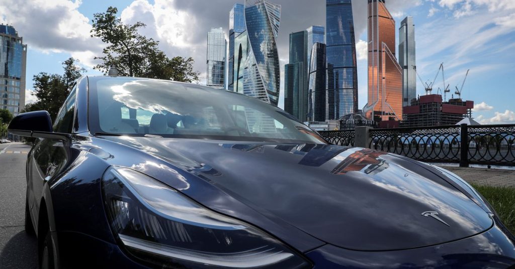 Empresa de táxi de Paris suspende uso de carros Tesla após acidente fatal
