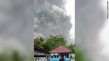 O Monte Semeru espalhou cinzas no ar durante a erupção do vulcão no sábado.