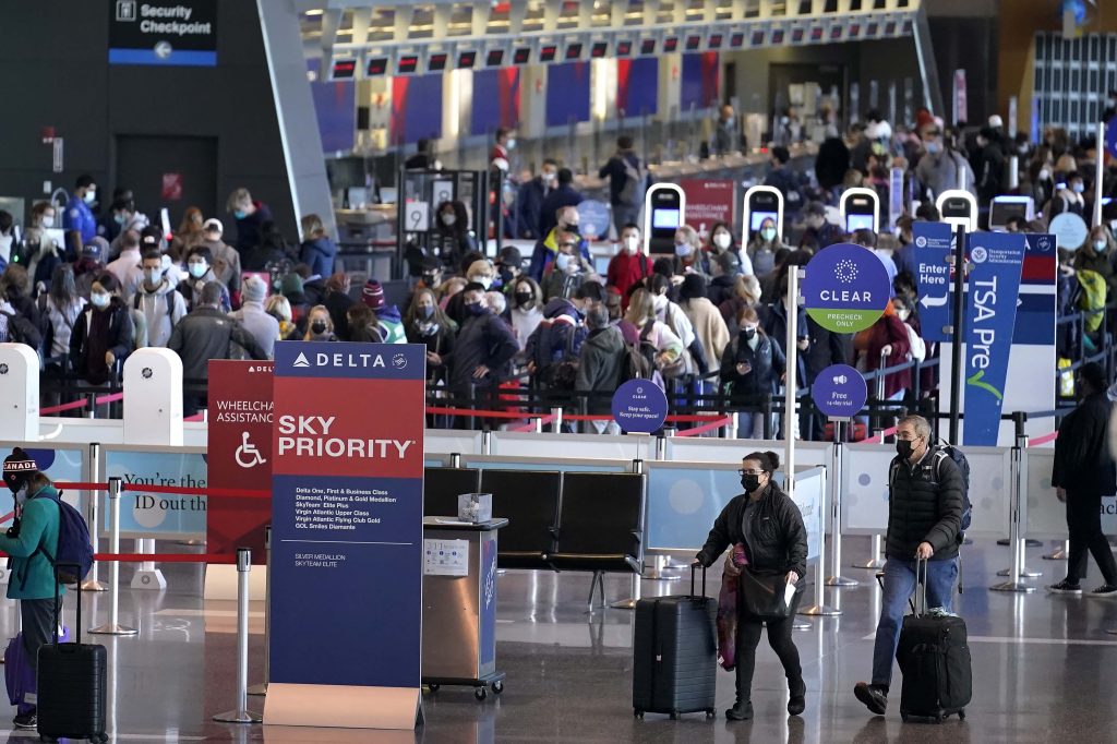 Os EUA planejam mais restrições de viagens, com a Omicron ameaçada