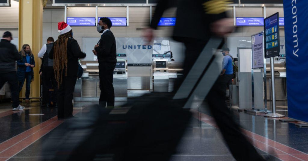 Os principais cancelamentos de voos continuam, pois o surto da Omicron causa falta de pessoal