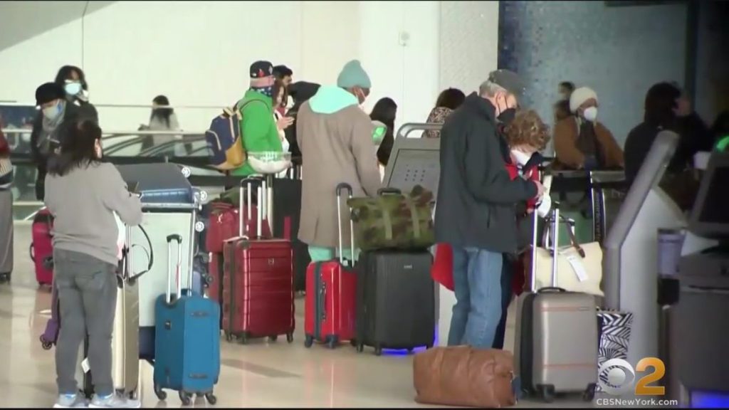 Os problemas de viagem pioram, com cerca de 175 voos cancelados no JFK, LaGuardia, Newark Sunday - CBS New York